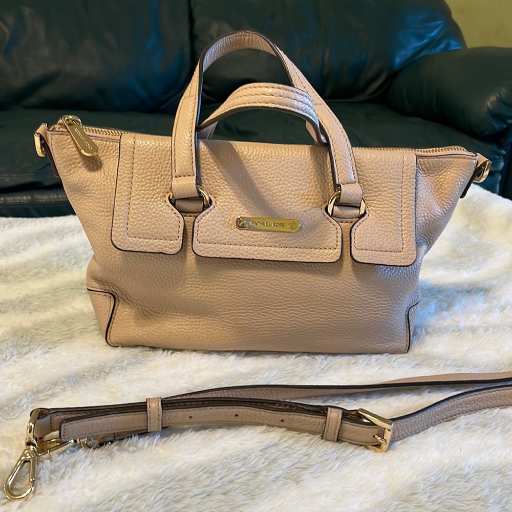 MICHAEL KORS Genuine Leather Purse. EUC. Like brand new